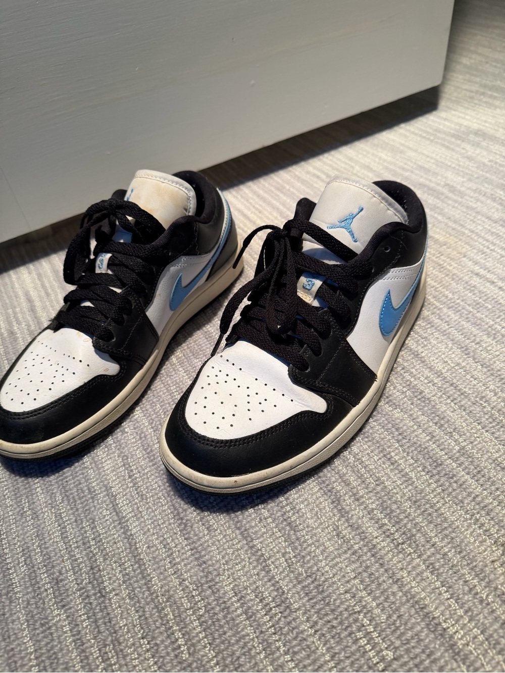 Jordan Low Top Sneakers — White / Black / Light Blue